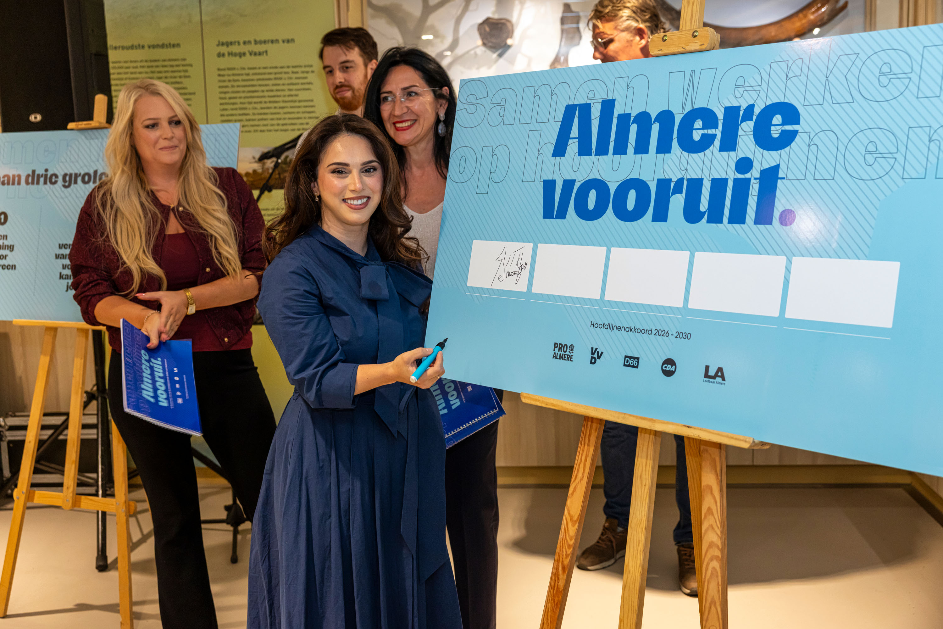 Formerende partijen bieden presenteren hoofdlijnenakkoord