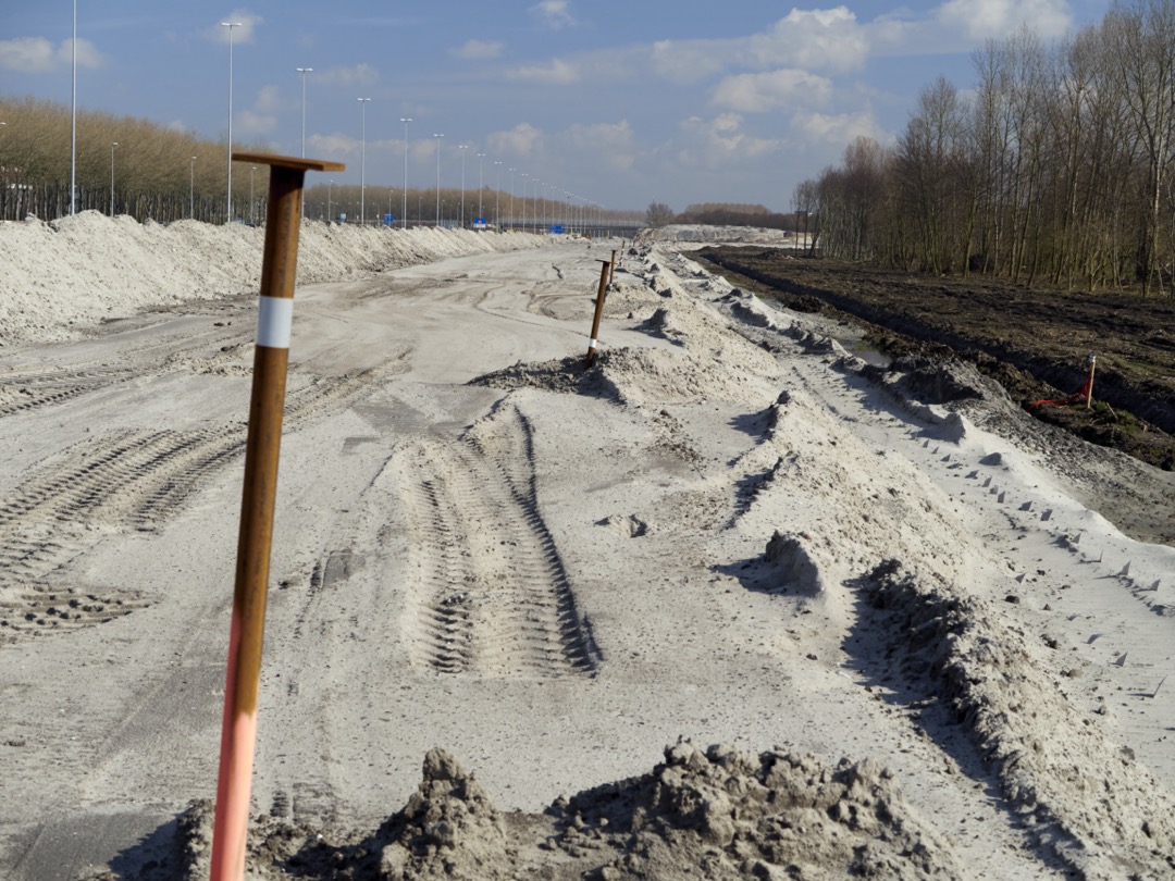 Foto van het zandlichaam bij de aanleg van een weg