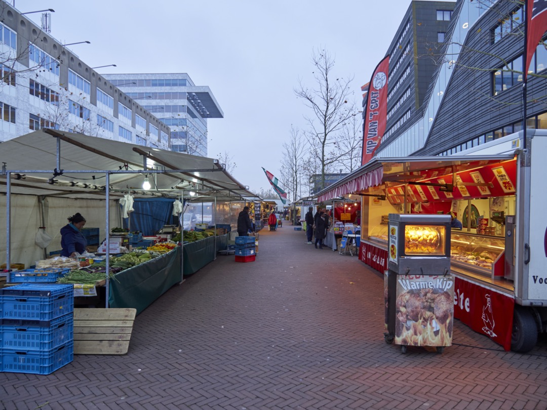 Foto van de warenmarkt in Almere Stad, 's morgens vroeg