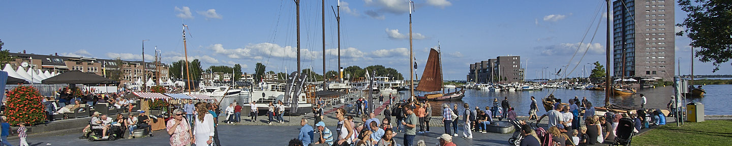 Foto van veel mensen op de kade in de Havenkom tijdens het Havenfestival