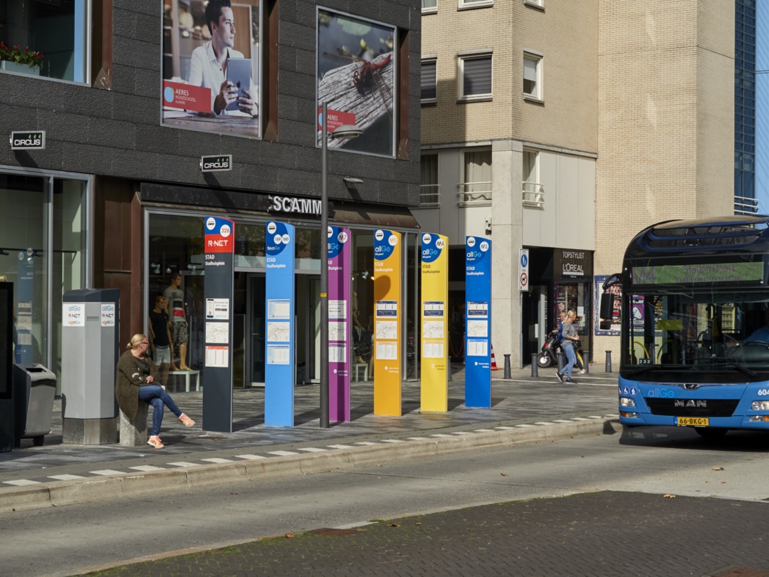 Afbeelding:Foto van bus bij bushalte