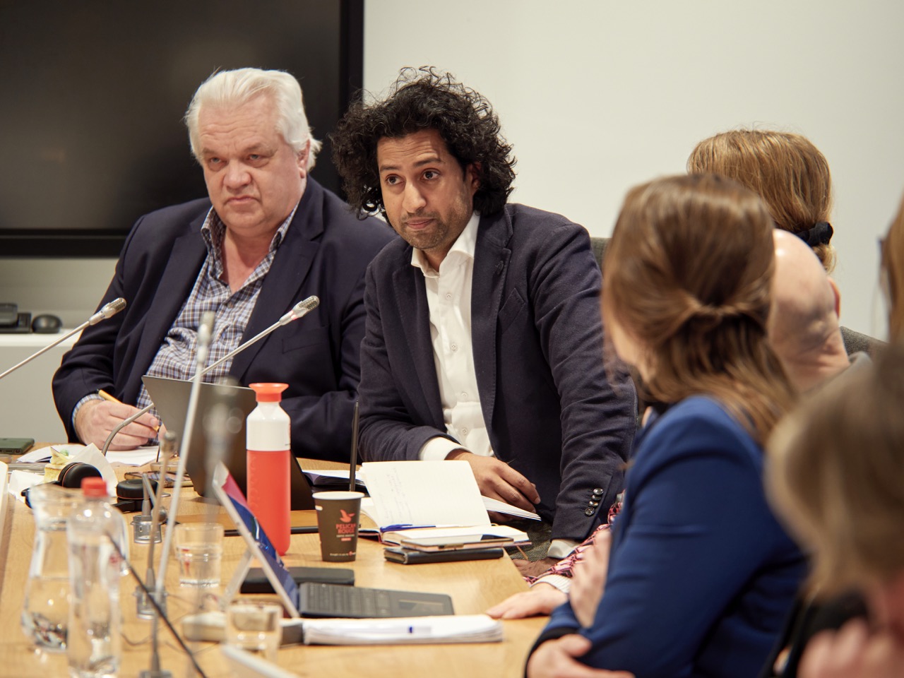 Ombudsman Munish Ramlal in gesprek met de raad