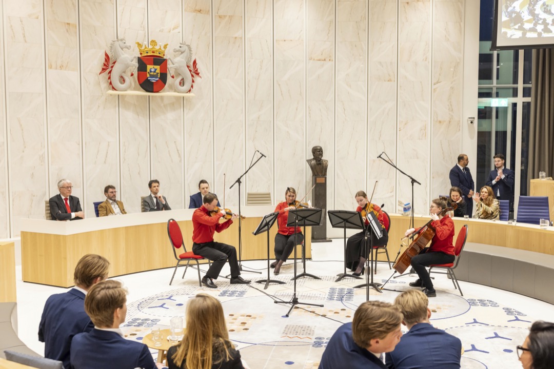 Een strijkorkest van het AJSO in de raadzaal
