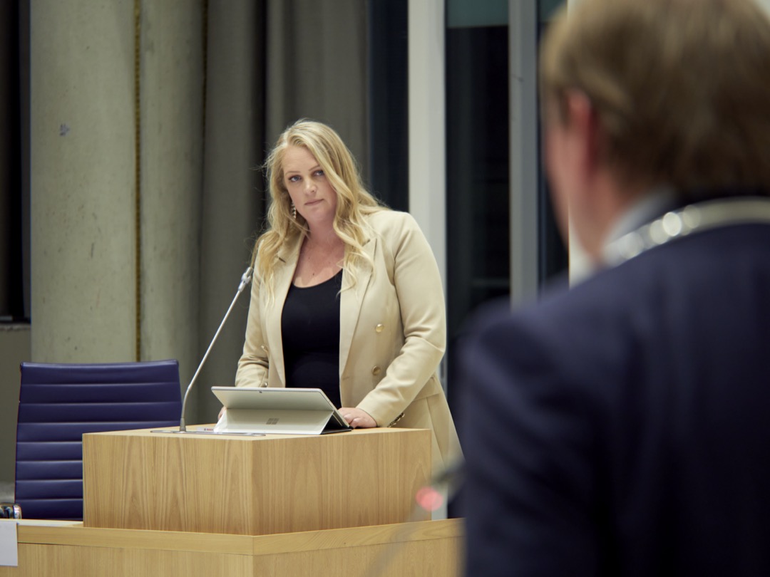 Foto van raadslid Lesley van Hilten tijdens een interpellatie