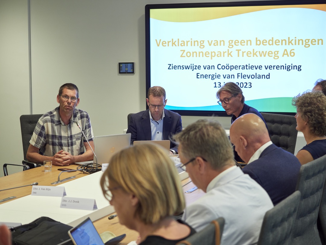 Inspreker in gesprek met de raad over Zonnepark Trekweg