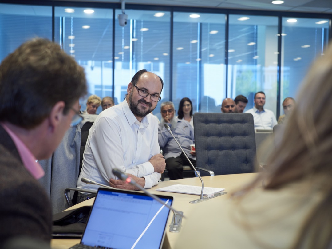 Foto van een inspreker tijdens de carrousel