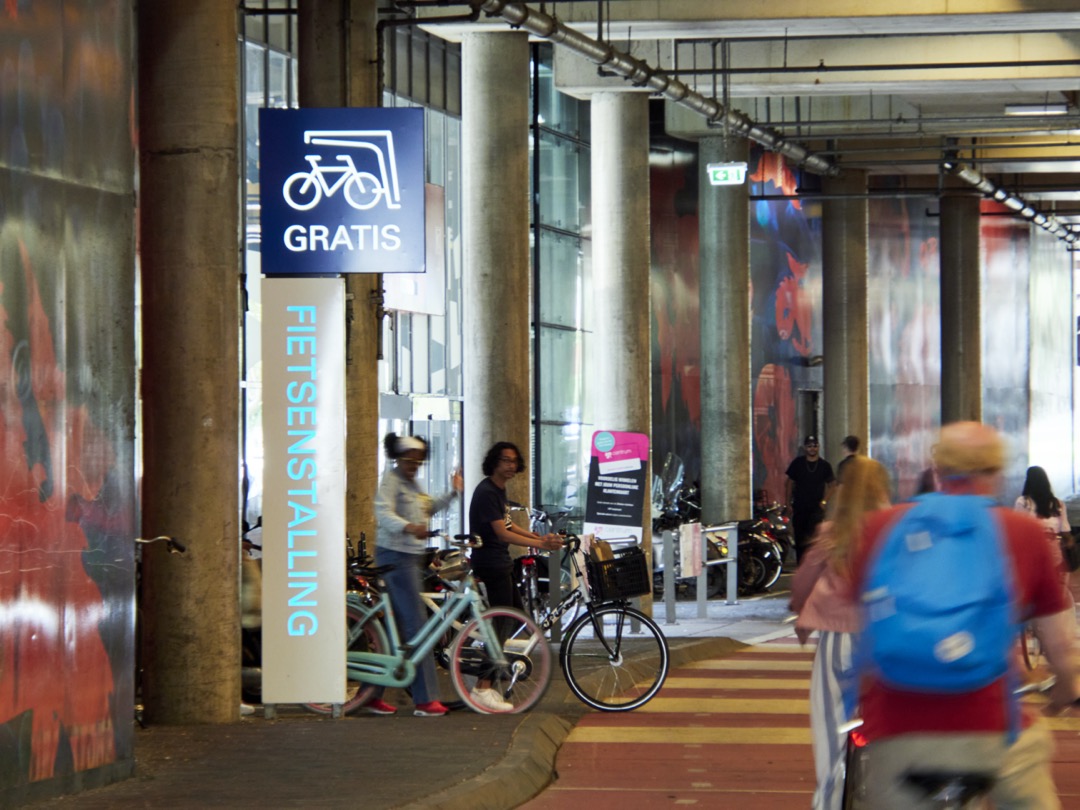 Afbeelding:Foto van fietsenstalling, fietspad en fietsers in de tunnel onder het stadshart