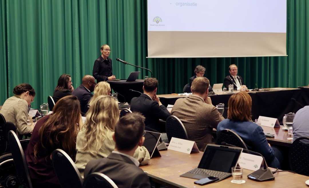 Lea Bouwmeester, formateur, spreekt de raad toe