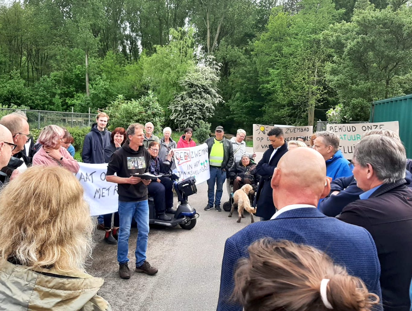 Foto van inwoners in gesprek met raadsleden