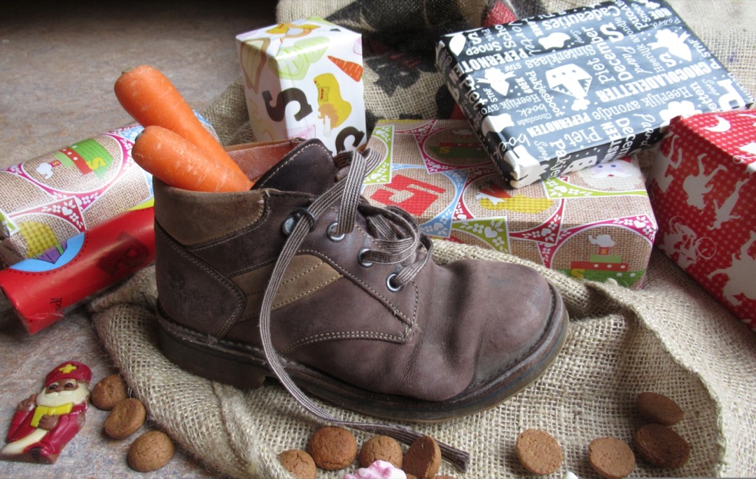 Foto van Sinterklaas-traditie met schoen en wortel en wat pepernoten