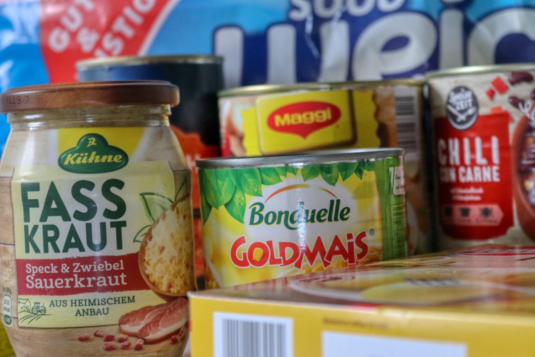 Foto van blikjes en potjes met etenswaar.