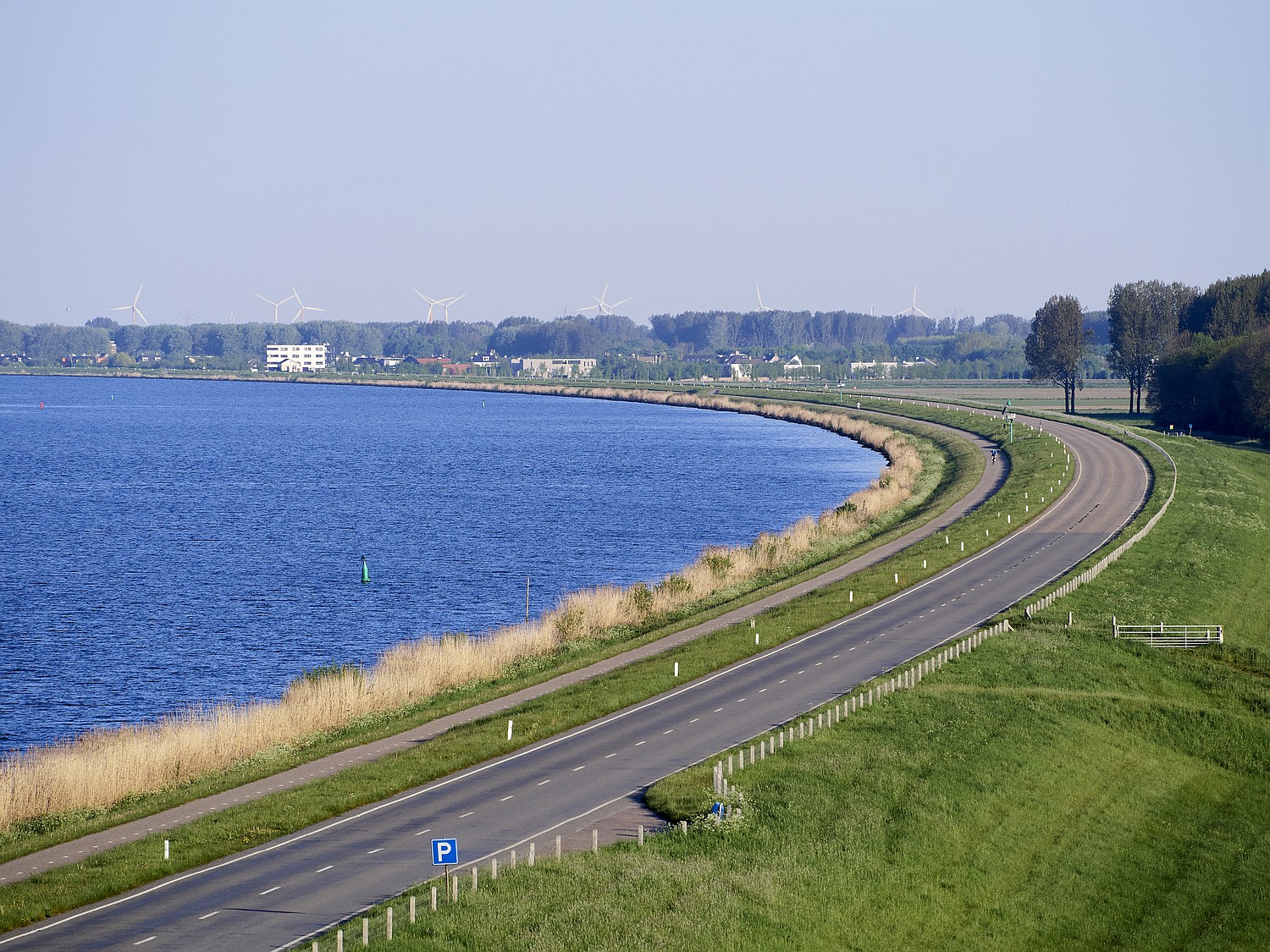 Gooimeerdijk met uitzicht op Almere Haven