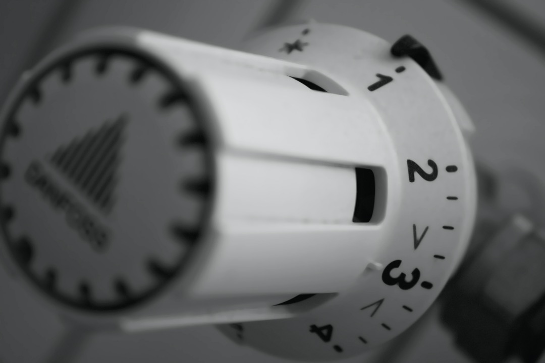 Dichtbijfoto van een radiatorknop van een verwarmingsradiator